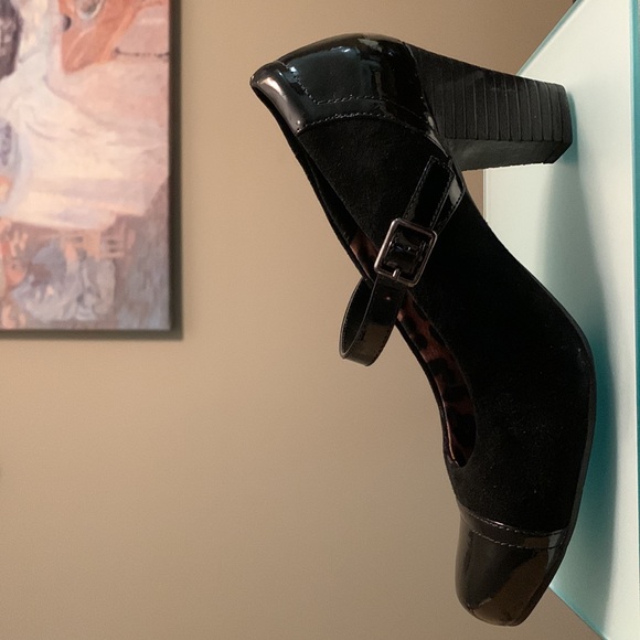 Clarks beautiful suede dress shoes with leopard lining. - Picture 4 of 4